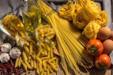 Ahşap zemin üzerine spagetti bolognese için çeşitli malzemeler portre