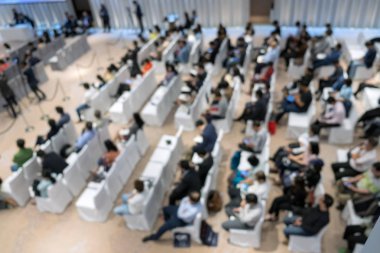 En iyi görünüm, iş ve eğitim kavramı kökenli katılımcı ile konferans salonu veya seminer odası soyut bulanık fotoğraf