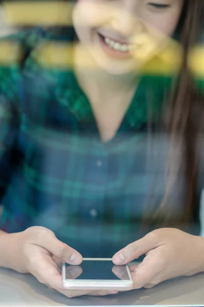 Primer Plano Mano Empresaria Asiática Usando Teléfono Inteligente Con Acción — Foto de Stock