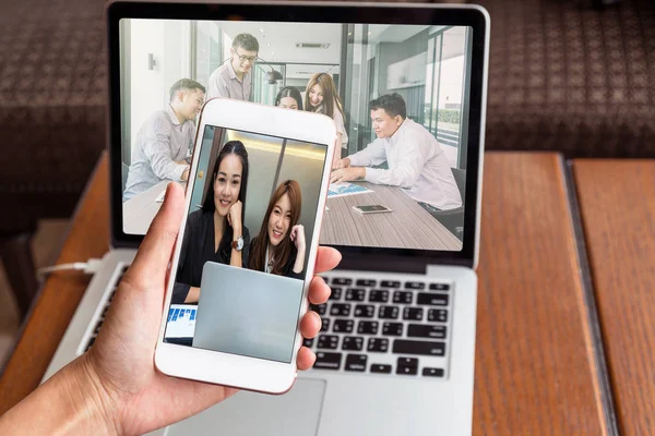 Hand Hält Die Technologie Smartphone Mit Videokonferenz Über Monitor Display — Stockfoto