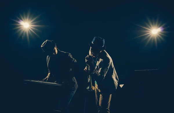 Музичний Гурт Duo Грає Клавіатурі Співає Чорному Тлі Точковим Світлом — стокове фото