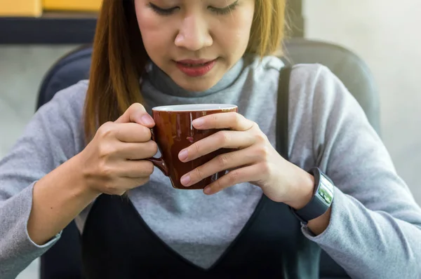 Closeup Mão Mulher Segurando Xícara Café Escritório Negócios Relaxar Beber — Fotografia de Stock