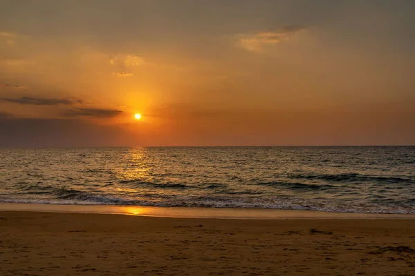 海のビーチで Cloudscape と夕日の美しい景色 — ストック写真