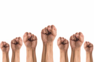 Beyaz zemin üzerine protesto için savaşan insanlar yumruk kaldırdı