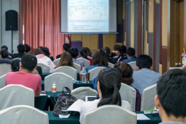 Hoparlörler seyirci arkadan görünüş konferans salonu veya seminer toplantı, iş ve eğitim konsepti ile sahnede