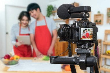 Profesyonel dijital ayna-az kamera mutlu Asya çift kamera için fotoğrafçı ya da Video ve Live Streaming kavram mutfak oda pişirme video blog kayıt mikrofon ile
