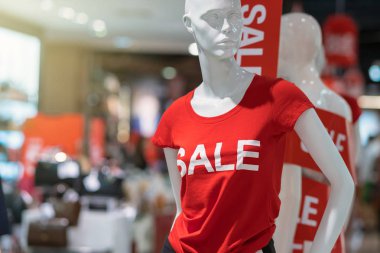 Satılık metin alışveriş, iş moda ve reklam kavramı için alışveriş mağazası bulunan rahat kıyafetler giymiş kadın manken parçası
