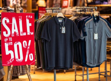 Satılık 50 sahte kapalı kadar görüntü kare ayarı alışveriş bölümü mağazasında alışveriş, iş moda ve reklam kavramı için reklam