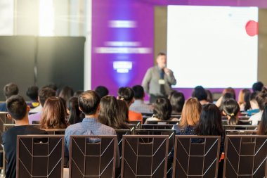 Sahne, iş ve eğitim kavramı üzerinde Oda önünde hoparlör sahip konferans salonu veya seminer toplantı seyirci görünümünde arka