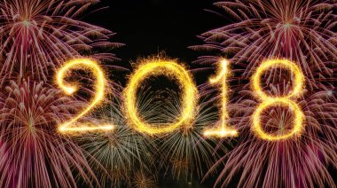 havai fişek koyu arka plan, mutlu yeni yıl kutlama ve tebrik kartları kavram üzerinde ışıltı havai fişek ile yazılı 2018