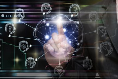 Bir yapay zeka poligonal beyin şekil akıllı şehir şeyler teknoloji Internet Cryptocurrency Bitcoin Döviz ticareti, AI kavramı üzerinde çeşitli simgeyle gösteren işadamı ele