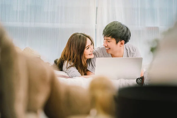 Nahaufnahme Glückliches Asiatisches Paar Mit Technologie Laptop Für Die Vorbereitung — Stockfoto