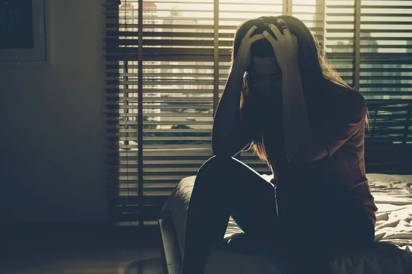 Mujer Deprimida Sentada Tensa Cama Dormitorio Oscuro Con Ambiente Poca —  Fotos de Stock