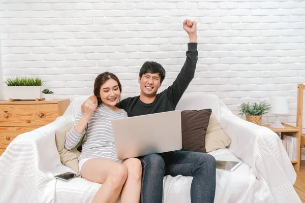 Glückliche Asiatische Paar Sitzt Und Mit Dem Digitalen Laptop Fröhlicher — Stockfoto
