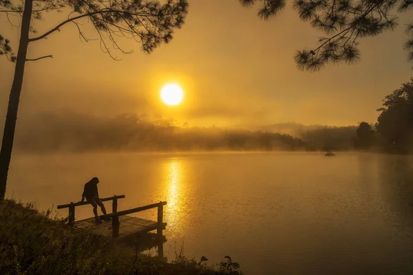 日の出時間 劇的なおよび孤独概念で屋形船川湖上に座ってシルエット落ち込んでいる男 — ストック写真