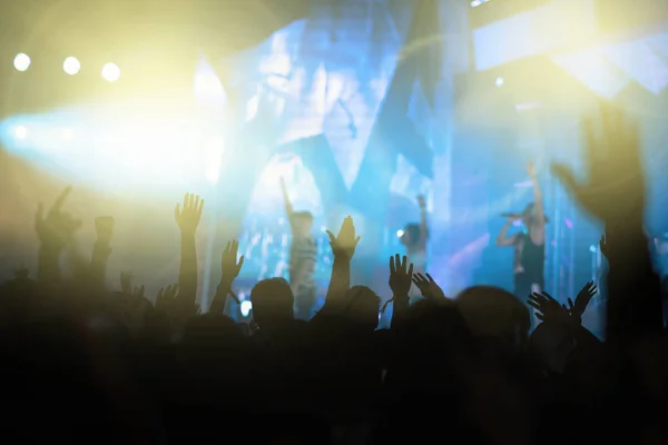 Concert Menigte Silhouetten Van Muziek Fanclub Met Toon Hand Actie — Stockfoto