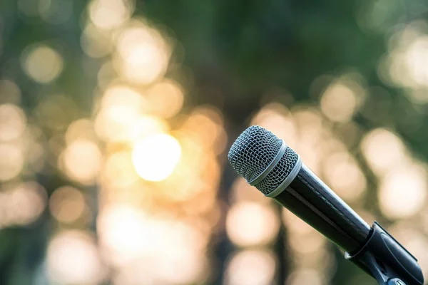 Microphone Stage Abstract Blurred Photo Green Tree Sunset Light Background — Stock Photo, Image