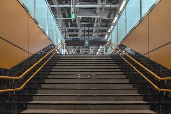 Escalier Situé Dans Hall Souterrain Métro Obturateur Faible Vitesse Lumineuse — Photo