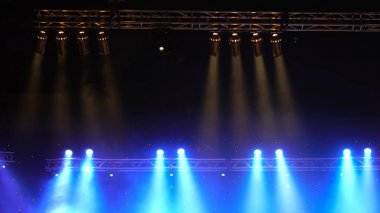 Konser aydınlatma projektör ekranında, müzik aleti kavramı üzerinde karanlık bir arka plan karşı gelen ışık ışınları