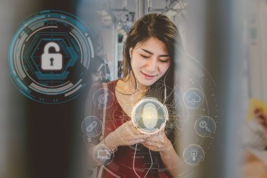 Asyalı kadın yolcu akıllı cep telefonu ile parmak izi tarama desteği güvenlik erişimi biyometrik kimlik Skytrain raylar veya metro, iş teknolojisi sceurity kavramı ile kullanma.
