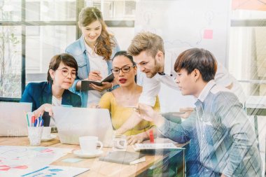 Asya grup ve çok ırklı iş casual elbise çalışma ile insanlar ve iş grup kavramı kişi ile birlikte teknoloji bilgisayar modern ofisindeki beyin fırtınası