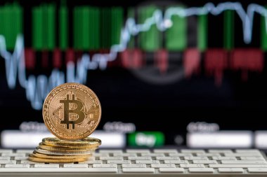 Closeup Bitcoins mockup üstünde belgili tanımlık klavye üzerinde grafik bilgisayar ekranı, kripto Döviz Alım ve yatırım kavramı ticaret cryptocurrency