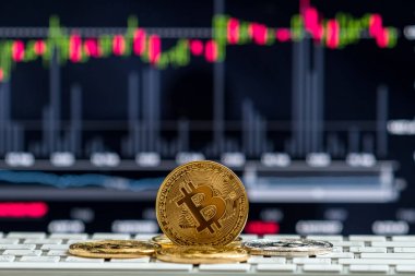 Closeup Bitcoins mockup para kağıt banka üzerinde grafik bilgisayar ekranı, kripto Döviz Alım ve yatırım kavramı ticaret cryptocurrency ile klavye