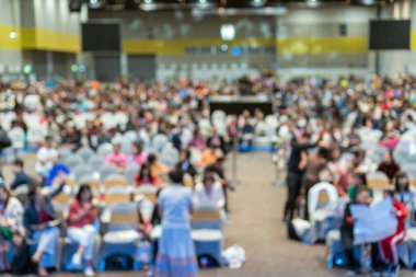 Konferans salonu ya da Seminer Oda Exhibition Center hoparlör sahne ve katılımcı arka plan, seminer ve eğitim kavramı ile soyut bulanık fotoğraf