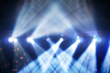 Sahne ışıkları altında konferans salonu, seminer ve parti çevre kavramı soyut bulanık fotoğraf