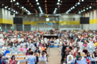 Konferans salonu ya da Seminer Oda Exhibition Center hoparlör sahne ve katılımcı arka plan, seminer ve eğitim kavramı ile soyut bulanık fotoğraf
