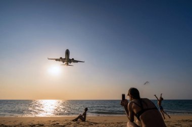 Phuket, Tayland - 5 Şubat 2018: Tanımsız seyahat etmek seyir ve fotoğrafa yakından deniz plajda Şubat 5, 2018, Tayland phuket Uluslararası Havaalanı açılış uçak konuşuyor.