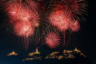 Peyzaj sahne çok renkli havai fişek Festivali Phra Nakhon Khiri (Khao Wang) antik bir dönüm noktası Phetchaburi il Tayland olan üzerinde. Kutlama kavramı