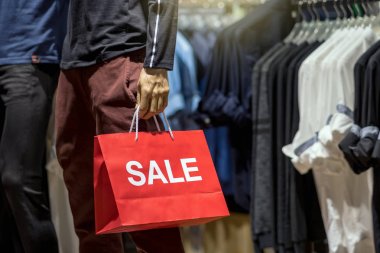 Erkek manken alışveriş, iş moda ve reklam kavramı için alışveriş mağazası satış kağıt alışveriş çantası holding rahat kıyafetler giymiş bir parçası