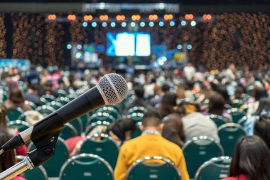 Konferans salonu veya seminer salonu Sergi Merkezi sahne ve katılımcı arka plan, iş toplantı ve eğitim kavramı üzerinde hoparlörler ile arka plan soyut bulanık fotoğraf üzerinde mikrofon
