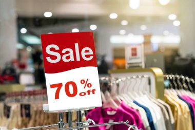 Satılık %70 kadar sahte görüntü kare ayarı gömlek alışveriş bölümü mağazasında alışveriş, iş moda ve reklam kavramı için yığını üzerinde reklam