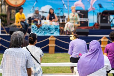 Arka tarafında oturan ve Sahne Alanı'nda speackers dinleme kitlelere; olay ve seminer kavramı