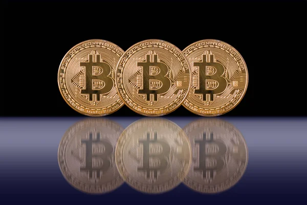 Nahaufnahme Drei Bitcoins Attrappe Mit Reflexion Auf Schwarzem Hintergrund Kryptowährung — Stockfoto
