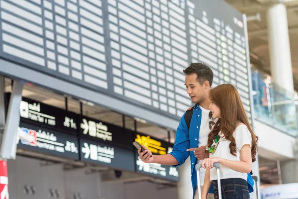 Asiático Casal Viajante Usando Telefone Celular Inteligente Para Check Tela — Fotografia de Stock