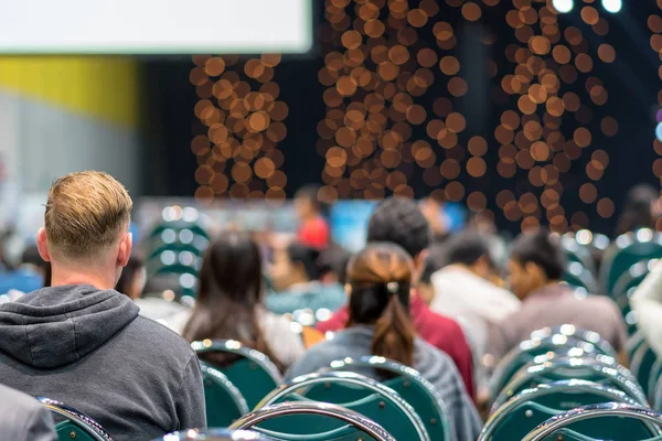 Rückansicht Des Publikums Konferenzsaal Oder Bei Seminarsitzungen Die Redner Auf — Stockfoto