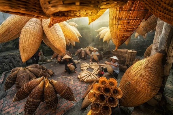 Grupo Antiguas Artesanas Vietnamitas Haciendo Tradicional Trampa Bambú Tejer Antigua — Foto de Stock