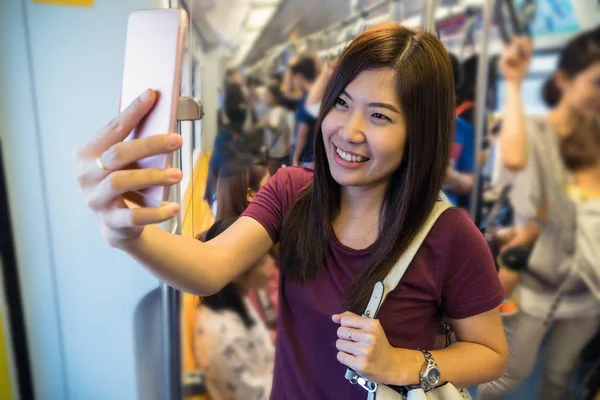 Ázsiai Utas Alkalmi Ruha Figyelembe Selfie Skytrain Hajókorláton Vagy Metró — Stock Fotó