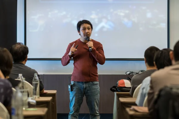 Orador Asiático Con Traje Casual Escenario Sobre Pantalla Presentación Seminario —  Fotos de Stock