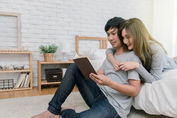 Glückliches Asiatisches Paar Beim Lesen Des Buches Oder Notizbuchs Auf — Stockfoto