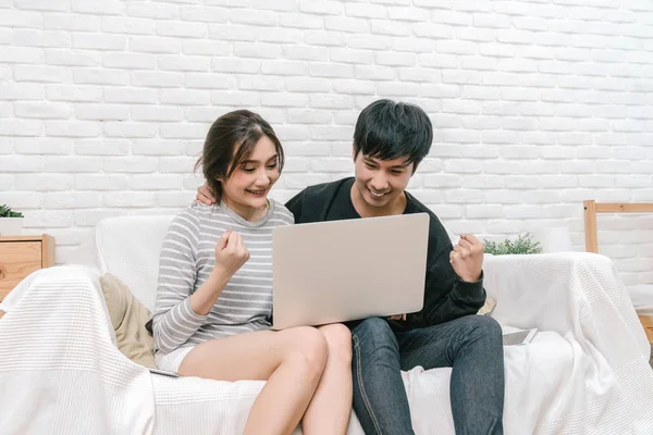 Glückliche Asiatische Liebhaber Sitzen Und Mit Dem Digitalen Laptop Fröhlicher — Stockfoto