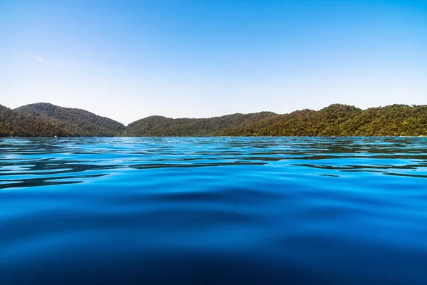 Краєвид Сцени Синє Море Небо Острова Який Гора Глибині Лісу — стокове фото
