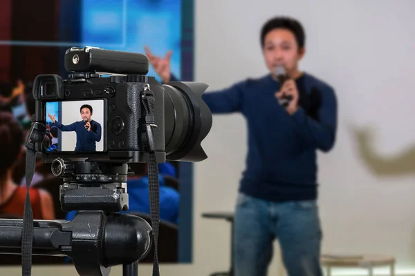 비디오 라이브 스트리밍 세미나에 아시아 스피커 카메라의 비디오 블로그를 삼각대에 — 스톡 사진