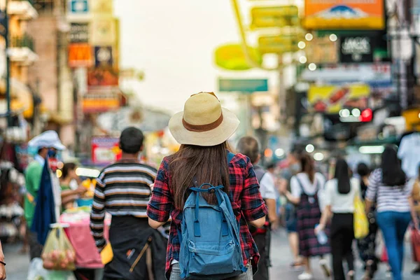アジア系の若い女性歩行とカオサン バンコク 観光の概念で夜の街を歩くを見ることを旅行の裏側します — ストック写真