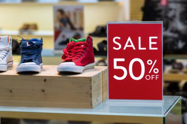 Satılık %50 off sahte kadar alışveriş bölümü mağazasında alışveriş, iş moda ve reklam kavramı için erkek ayakkabı raf üstü ekran kare ayarı tanıtımı