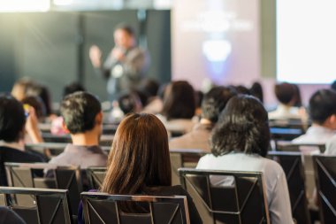 Sahne, iş ve eğitim kavramı üzerinde Oda önünde hoparlör sahip konferans salonu veya seminer toplantı seyirci görünümünde arka
