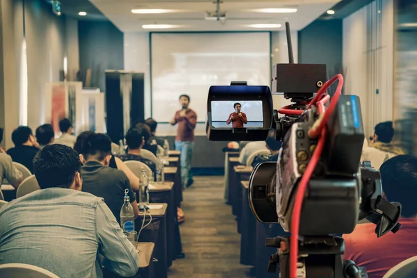 Primer Plano Grabación Vídeo Del Orador Asiático Con Traje Casual —  Fotos de Stock
